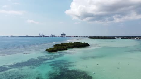 Capturas-De-Drones-Desde-Arriba-Isla-Paradisíaca-Con-Hermosas-Islas,-Mar-Con-Hermoso-Color-Azul,-Boca-Chica-República-Dominicana,-República-Dominicana