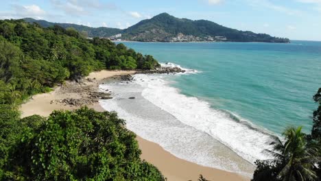 Laem-Sing-Beach-In-Phuket-Ohne-Touristen,-Versteckter-Strand-An-Der-Andamanensee,-Drohnenaufnahme