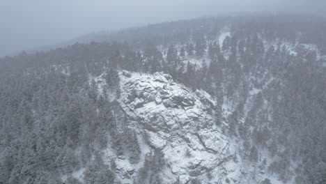 Drohne-Luftaufnahmen-Von-Schneebedeckten-Felsigen-Hügelspitzen-In-Flatirons-Mountain-Boulder-Colorado-Usa