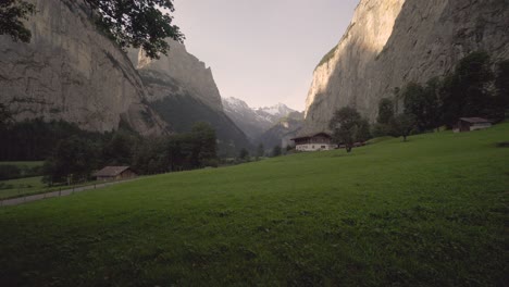 Tiro-Lento-Inclinado-Hacia-Arriba-Del-Valle-De-La-Montaña-Lauterbrunnen-Temprano-En-La-Mañana-En-Suiza-En-4k