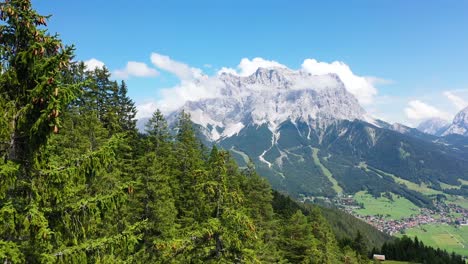 Alpes-Austríacos-Zugspitze-Alemania-Montaña-Nubes-Pasando-Un-árbol