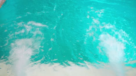 Schwimmbad-Mit-Whirlpool-Und-Sprudelndem-Wasser-Und-Wellen-Hydromassage-Im-Innenbereich