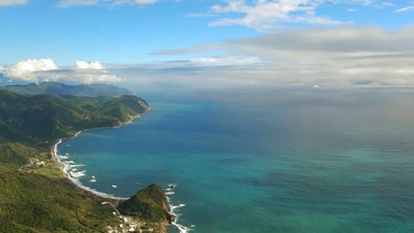 Pazifischer-Ozean-Trifft-An-Leicht-Bewölkten-Tag-Auf-Die-Küsten-Der-Insel-Taiwan