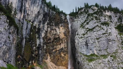 österreichische-Alpen-Wasserfall-Wald-Berg-Push-In-Der-Luft
