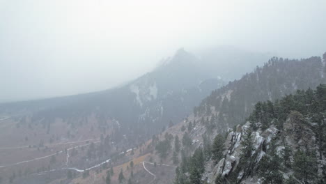 Drohnen-Luftaufnahmen,-Die-Während-Eines-Schneesturm-Blizzards-über-Kiefernhängen-In-Flatirons-Mountain-In-Der-Nähe-Von-Boulder-Colorado-USA-Fliegen