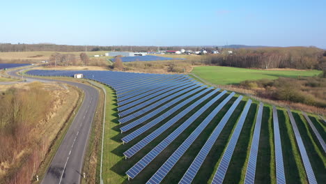Un-Dron-Vuela-Sobre-Un-Enorme-Parque-Solar-Que-Consta-De-Muchos-Paneles-Solares