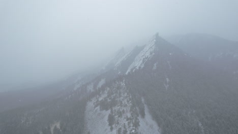 Drohnen-Luftaufnahmen,-Die-Während-Eines-Schneesturm-Blizzards-Auf-Den-Schneebedeckten-Flatirons-Berg-In-Der-Nähe-Von-Boulder,-Colorado,-USA,-Fliegen