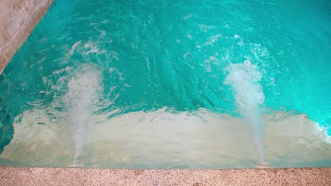 Schwimmbad-Mit-Whirlpool-Und-Sprudelndem-Wasser-Und-Wellen-Hydromassage-Im-Innenbereich