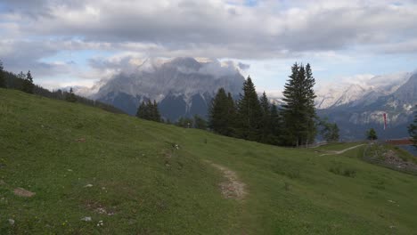 Empuje-En-El-Camino-Del-Sendero-Con-La-Montaña-Zugspitze-En-Los-Alpes-Austriacos