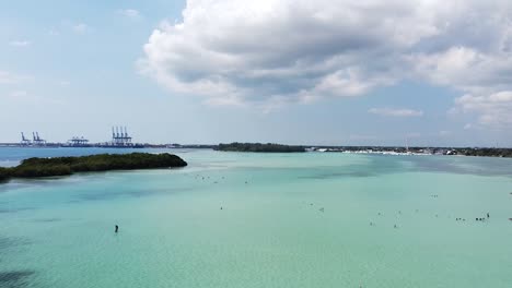 drone-zooming-out-showing-the-beautiful-beach-of-boca-chica-dominican-republic,-beautiful-sun-and-clean-weather
