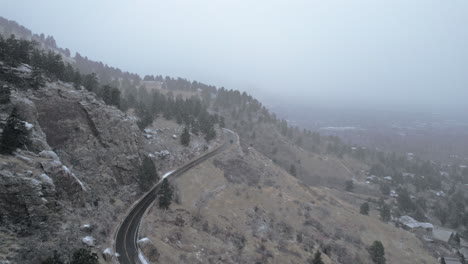 Drohnen-Luftaufnahmen,-Die-Während-Eines-Schneesturm-Blizzards-über-Die-Landstraße-Am-Hang-In-Flatirons-Mountain-In-Der-Nähe-Von-Boulder-Colorado-USA-Fliegen