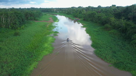 Luftaufnahme,-Die-Ein-Kleines-Boot-Verfolgt,-Das-Den-Amazonas-Im-Regenwald-In-Peru-Hinunterfährt