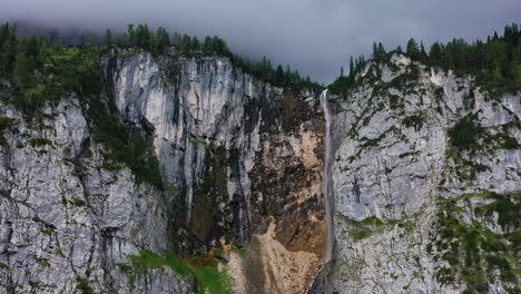 österreichische-Alpen-Wasserfall-Sturm-Nähert-Sich-Bergkante