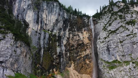 österreichische-Alpen-Wasserfall-Sturm-Nähert-Sich-Der-Luftumlaufbahn