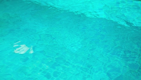 Draufsicht-Auf-Die-Blaue-Wasserstruktur-Im-Schwimmbad