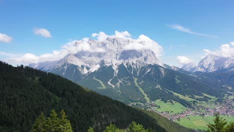 Alpes-Austríacos-Zugspitze-Montaña-Nubes-Caballos
