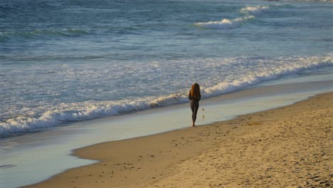Alleinstehende-Frau,-Die-Am-Strand-In-Kalifornien-Spazieren-Geht