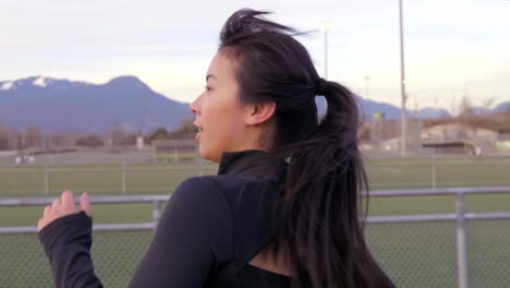 Asiatische-Frau-In-Trainingskleidung,-Die-Auf-Leichtathletikbahn-Läuft