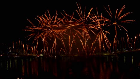 1-Minute-Erstaunliches-Feuerwerk-In-Abu-Dhabi-Auf-Einem-Gewässer-In-4k-Und-30-Fps