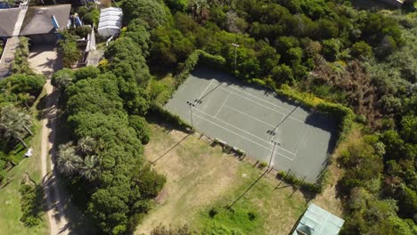 Leerer-Tennisplatz-In-Grüner-Natur-Des-Dorfes-La-Pedrera-In-Uruguay