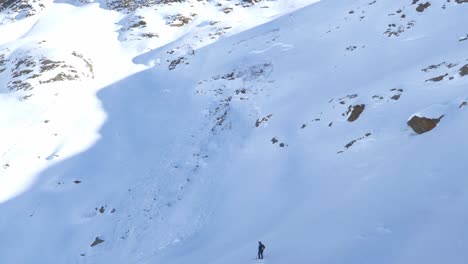 Schneebedeckte-Bergwand-Mit-Einer-Lawinenspur,-In-Den-Alpen-Von-Tirol---Neigungsansicht