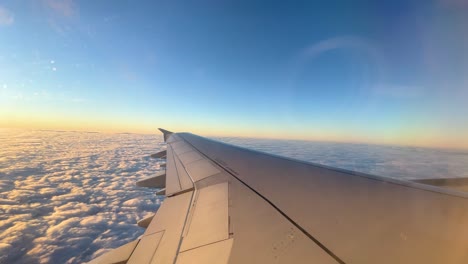 Internationale-Flugbilder-Vom-Fenster-Des-Flugzeugs,-Das-über-Die-Wolken-Fliegt,-Zu-Dem-Des-Flugzeugs