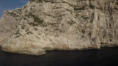 Aerial-establishing-shot-of-the-cliffs-of-Capo-Coccia,-Sardinia,-Italy
