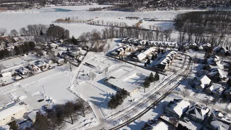 Schmelzende-Schneeschichten-St.-Catharines-Ontario,-Antenne