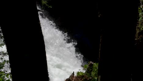 Stark-Fließendes-Wasser-Von-Nooksack-Fällt-Hinter-Silhouetten-Von-Baumstämmen-In-Whatcom-County,-Washington-State