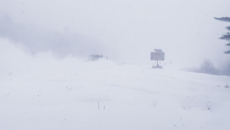 Winterpflug-LKW,-Der-Während-Des-Nordöstlichen-Blizzards-Schnee-Auf-Der-Autobahn-Pflügt