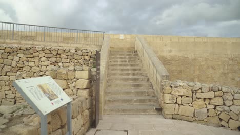 Escaleras-Que-Conducen-A-La-Antigua-Muralla-Defensiva-De-La-Fotres-Cittadella