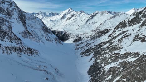 Reveal-shot-of-a-mountain-landscape-in-South-Tyrol-in-winter