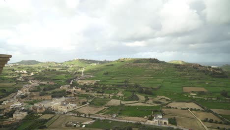 Vista-Panorámica-De-La-Isla-De-Gozo-Desde-La-Fortaleza-De-Cittadella-En-Un-Día-Soleado-En-Invierno