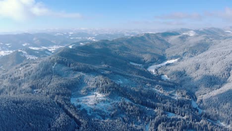 Vista-Panorámica-De-Las-Densas-Montañas-Del-Bosque-En-Invierno-Nevado