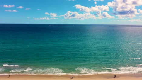 Un-Impresionante-Dron-Disparó-Panoramización-De-La-Playa-Delray-Florida-En-Un-Día-Hermoso,-Claro-Y-Soleado