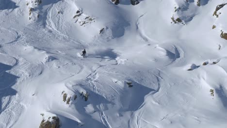 Folgen-Sie-Einem-Slalom-Skifahrer,-Der-Felsige-Pulverschneehänge-Der-Tiroler-Alpen-Hinunterfährt