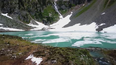 Tiefflug-über-Türkisfarbenem,-Kristallklarem-Alpensee,-Luftaufnahme,-West-Kootenays,-2-Von-2