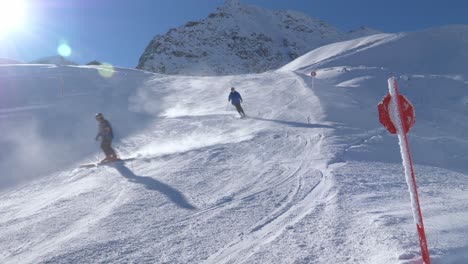 Turistas-Esquiando-Por-Las-Laderas-De-Los-Soleados-Alpes-Austriacos---Vista-Estática