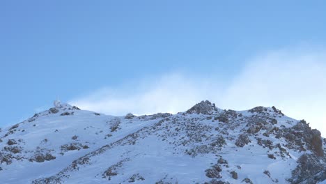 Nieve-Que-Sopla-Sobre-Montañas-Rocosas-Día-Soleado-En-Lo-Alto-De-Los-Alpes---Vista-Panorámica