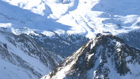 Mit-Blick-Auf-Ein-Tal-Hoch-Oben-Von-Den-Schneebedeckten-Alpen-In-Den-Alpen-Tirols---Pan-View