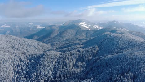 Luftpanoramablick-Auf-Schneebedeckte-Bäume-Auf-Bergen-Im-Winter---Drohnenaufnahme