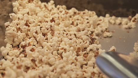 Fresh-popcorn,-made-in-an-industrial-popcorn-machine