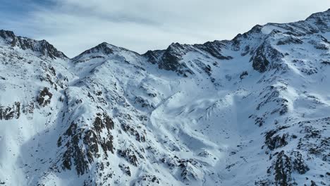 Schneebedeckte-Berglandschaft-In-Den-Italienischen-Alpen