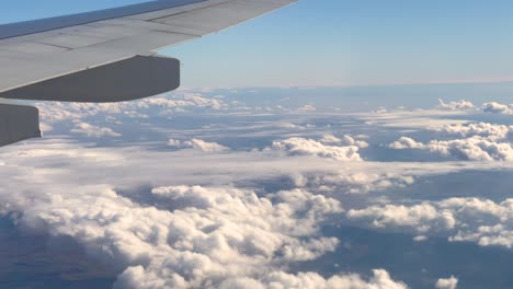Internationale-Flugbilder-Aus-Dem-Fenster-Des-über-Den-Wolken-Fliegenden-Flugzeugs-Zu-Dem-Des-Flugzeugs