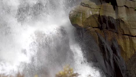 Atemberaubende-Aussicht-Auf-Das-Schäumende-Wasser-Der-Nooksack-Falls,-Die-Von-Steilen-Felsklippen-Im-Bundesstaat-Washington-Fließen