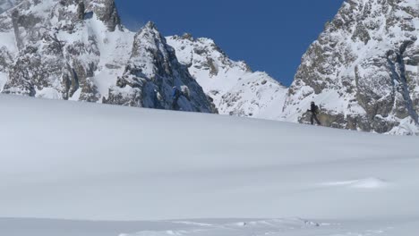 Zwei-Wanderer,-Trekking-Auf-Einem-Verschneiten-Bergweg,-Sonniger-Wintertag-In-österreich---Statische-Ansicht