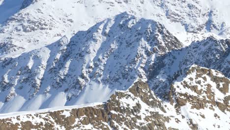 Details-über-Felsige-Und-Schneebedeckte-Bergkämme-In-Den-Alpen-Von-Tirol---Pan-View