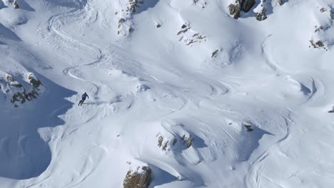 Folgen-Sie-Einem-Slalom-Skifahrer,-Der-Gefährliche-Schneebedeckte-Hänge-Hinunterfährt---Handheld-Ansicht