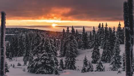 Ein-Wunderschöner-Zeitraffer-Des-Sonnenaufgangs-Mitten-Im-Winter-In-Norwegen