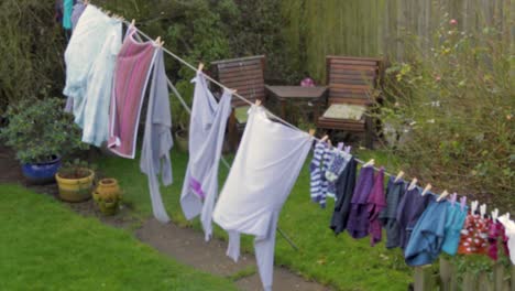 Clothing-on-a-washing-line-drying-in-the-wind-in-Oakham,-Rutland,-UK